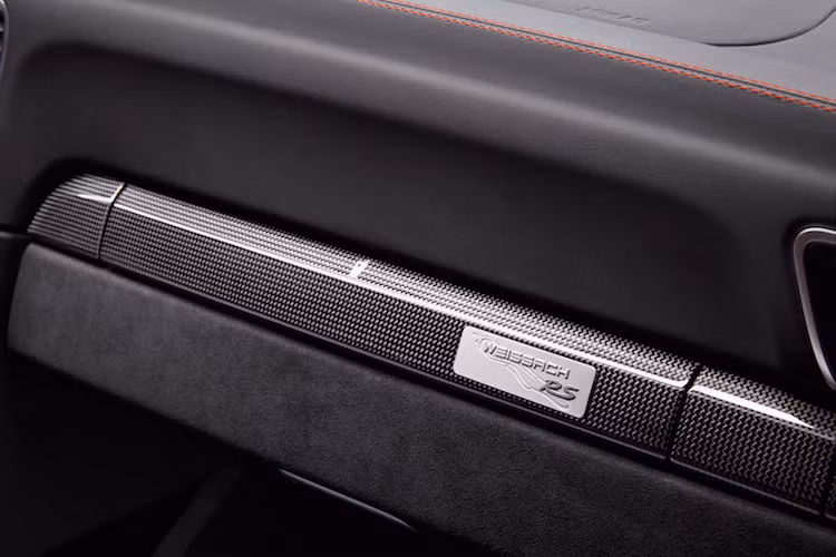 Thay vì magie, mui xe cũng sẽ được thay bằng sợi carbon với gói Weissach. Cùng với các tay đòn trục trước/sau bằng sợi carbon và bộ mâm xe đua bằng magie, chiếc 911 với gói Weissach giảm thêm tổng cộng 30 kg so với 911 GT2 thường.