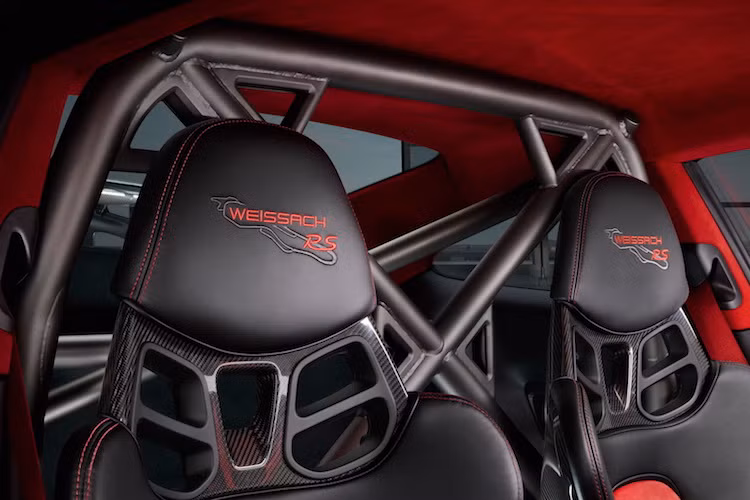 Giống như siêu xe đỉnh cao Porsche 918 Spyder, Porsche cũng đưa ra cho 911 GT2 gói tùy chọn "ép cân" Weissach Package. Với gói trang bị này, 911 GT2 sẽ gần với xe đua hơn nữa khi được trang bị bộ khung bảo vệ phía sau hàng ghế trước được làm từ sợi carbon, cùng với các ghế ngồi thêu logo Weissach kèm hình ảnh đường đua Nurburgring.