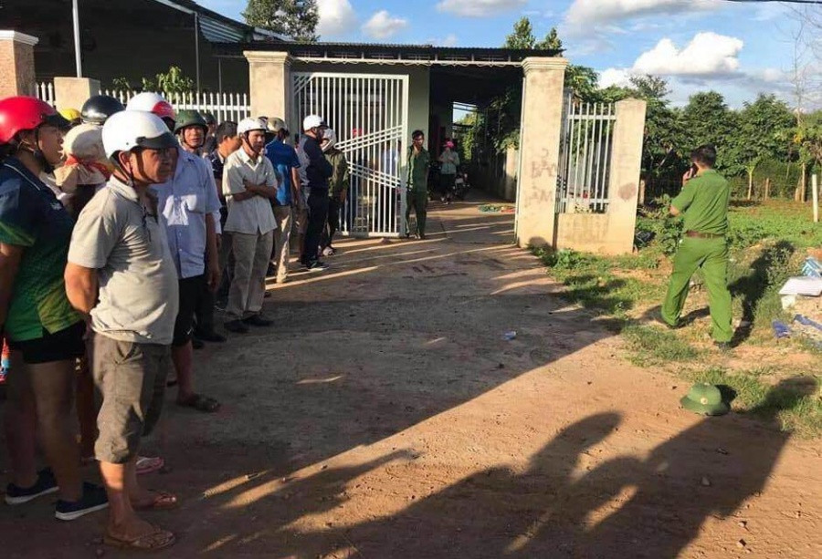 Vac sung AK47 ban chet ban gai roi tu sat