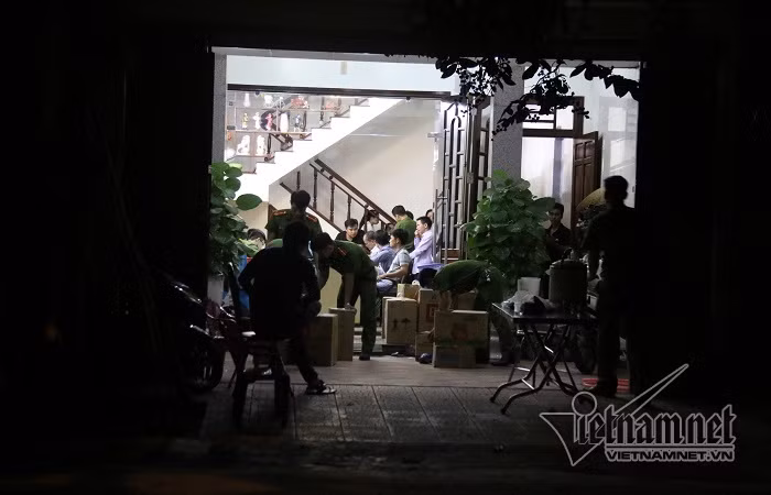 'Trum' DN van tai o Hue bi cong an kham xet nha-Hinh-4