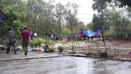 Nu sinh 16 tuoi bi dam nam ben canh nam thanh nien tu tu