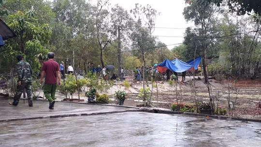 Nu sinh 16 tuoi bi dam nam ben canh nam thanh nien tu tu