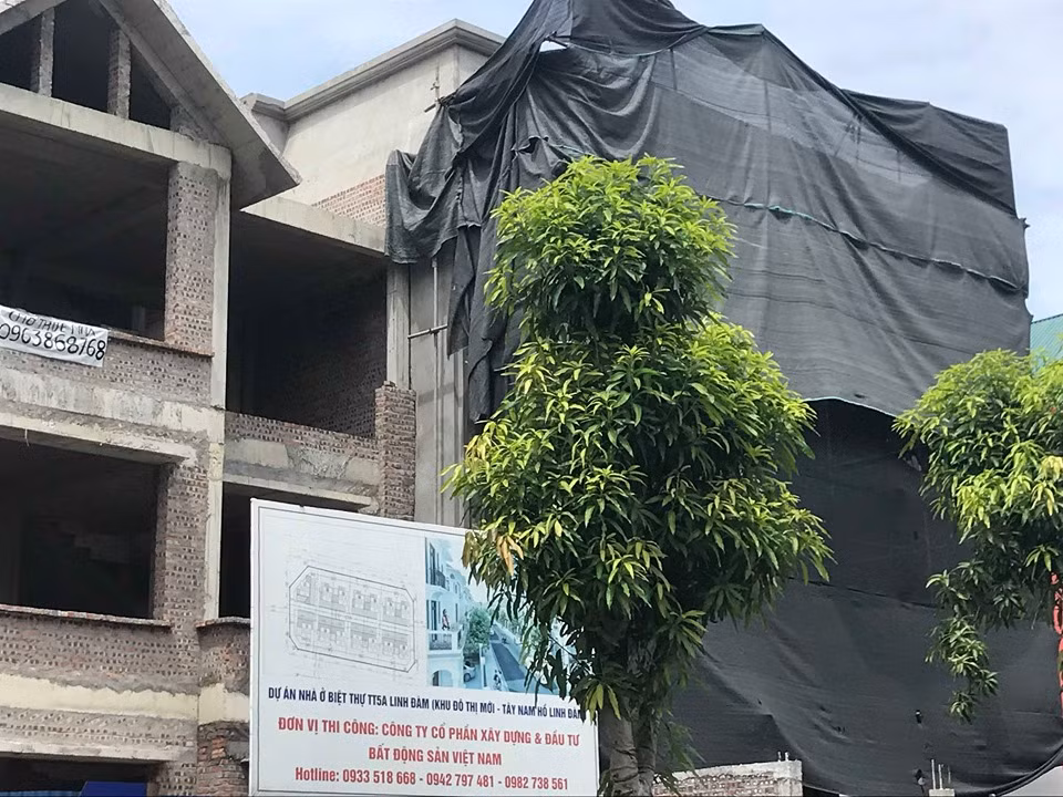 Biet thu Tay Nam Linh Dam: Nhieu cong trinh vuot tang, pha vo quy hoach