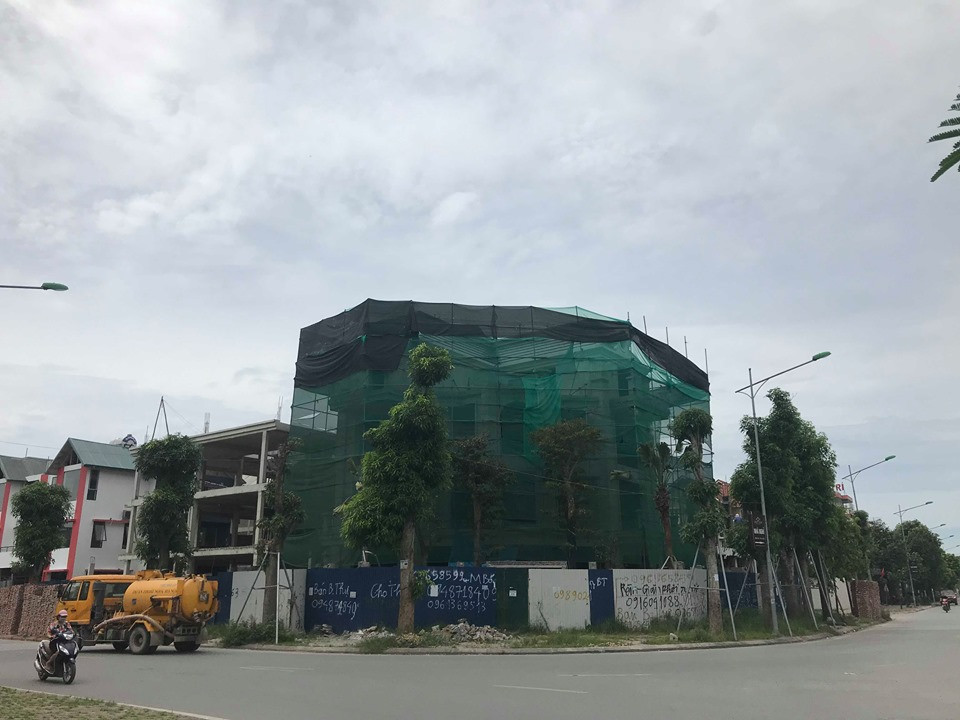 Biet thu Tay Nam Linh Dam: Nhieu cong trinh vuot tang, pha vo quy hoach-Hinh-2