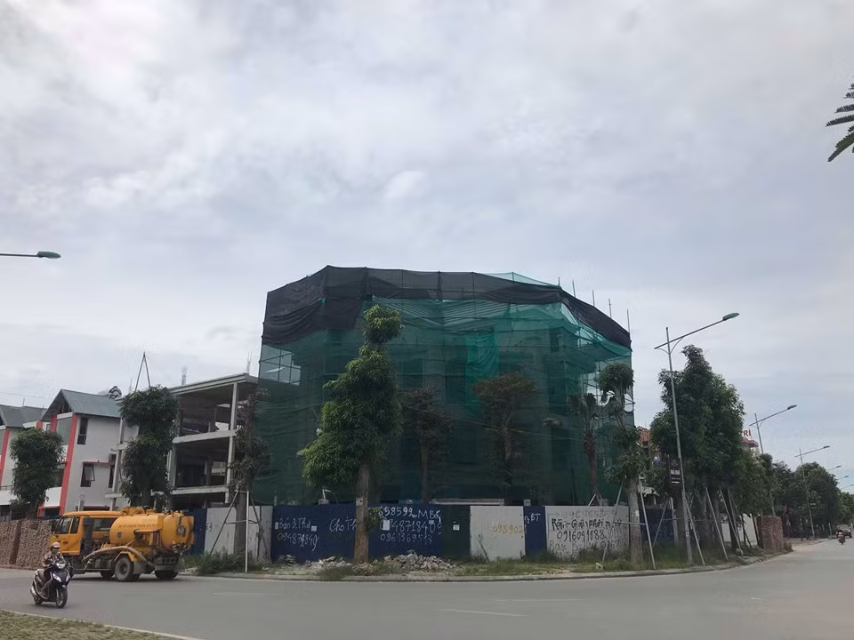 Biet thu Tay Nam Linh Dam: Nhieu cong trinh vuot tang, pha vo quy hoach-Hinh-2