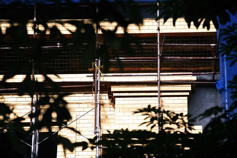 Cũng dẫn lời ông Nguyễn Hữu Đường thì toàn bộ gạch men dát vàng sử dụng đều là công nghệ của Đức và được chuyên gia của Đức tư vấn.