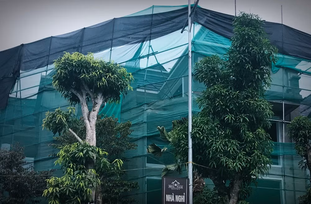 Theo vị đại diện Tổ công tác Quản lý trật tự xây dựng đô thị phường Hoàng Liệt, đơn vị thi công khu biệt thự là Công ty CP Xây dựng và Đầu tư bất động sản Việt Nam. Vị cán bộ sau đó khẳng định, nếu chủ đầu tư không thực hiện xin điều chỉnh thì sẽ “cưỡng chế” công trình vi phạm theo đúng quy định của pháp luật (?!).