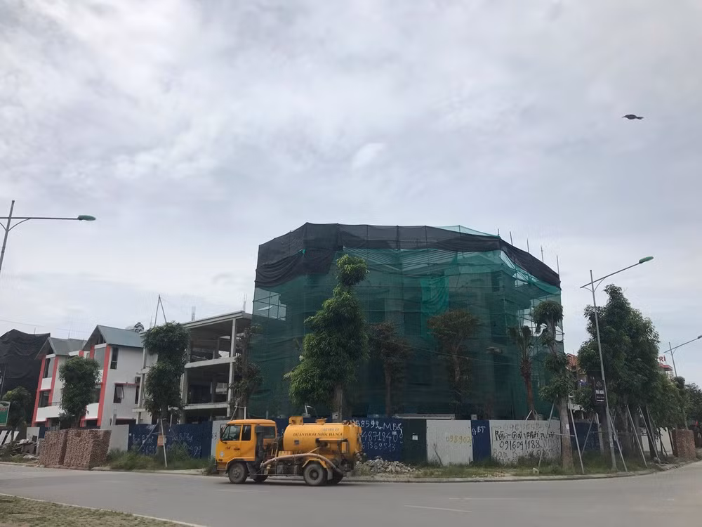 Theo quan sát của PV, công trình này vẫn được che chắn cẩn thận bên ngoài, hệ thống giàn giáo được lắp ghép xung quanh để công nhân hoàn thiện nốt các hạng mục.