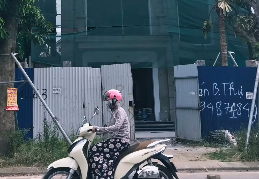 Tuy nhiên, ghi nhận thực tế của PV Kiến Thức vào chiều ngày 24/7, toàn bộ phần thô bên ngoài công trình vi phạm này đã hoàn thiện. Bên trong, các công nhân vẫn làm việc bình thường, tiếp tục thi công nốt các hạng mục còn lại như không có chuyện gì xảy ra?