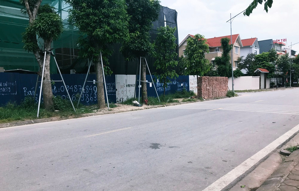Nhiều cây xanh lớn được trồng xung quanh phía bên ngoài công trình vi phạm, phá vỡ quy hoạch này.