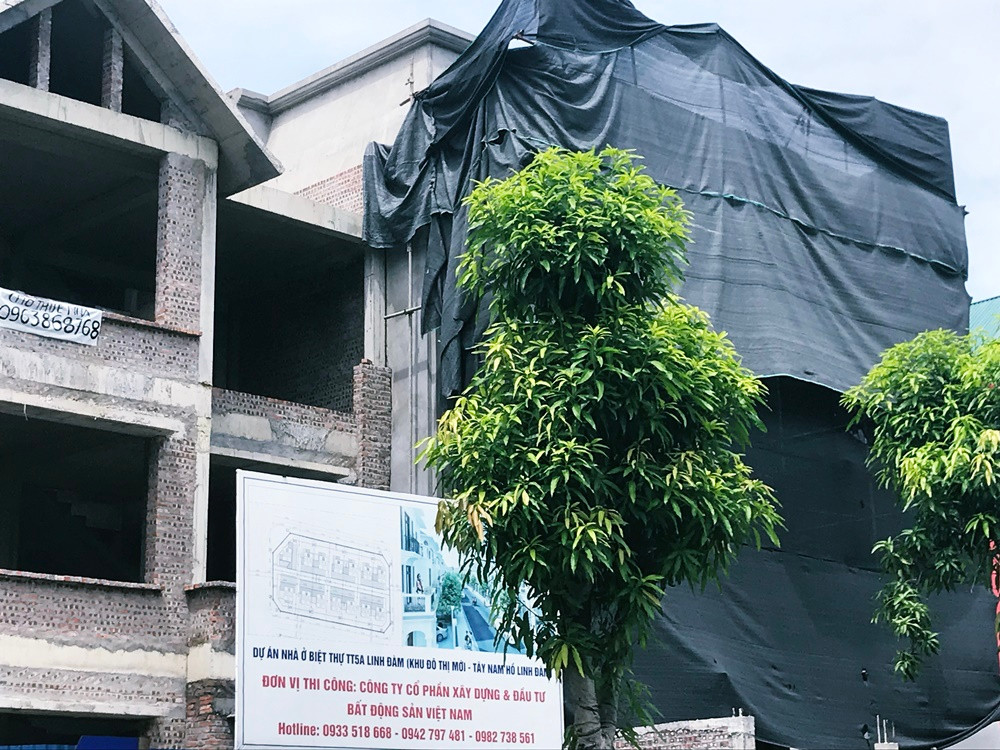 Để làm rõ trách nhiệm lãnh đạo UBND phường Hoàng Liệt cũng như các cá nhân khác về những sai phạm trong xây dựng, PV tiếp tục liên hệ với một lãnh đạo UBND quận Hoàng Mai và nhận được câu trả lời từ vị này là: “Sẽ cho kiểm tra ngay”. Trong khi đó, vị lãnh đạo Đội Quản lý trật tự xây dựng đô thị quận Hoàng Mai cũng cho hay, sẽ kiểm tra lại thông tin sự việc. Kiến Thức tiếp tục thông tin đến bạn đọc.