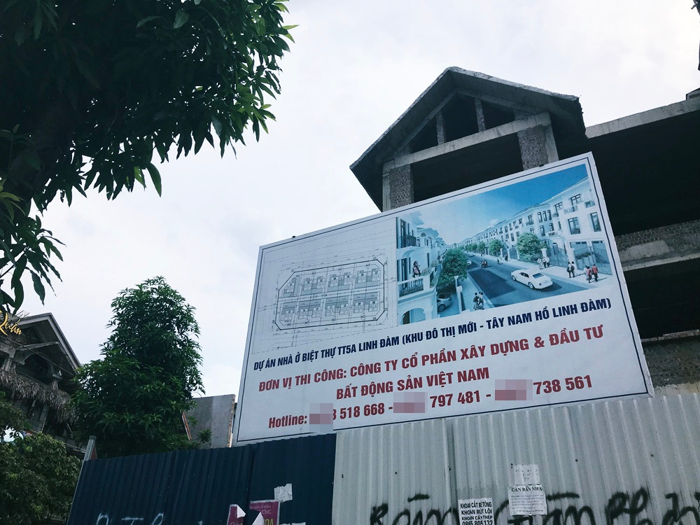 Biển thông tin về đơn vị thi công dự án được cắm rõ ràng, chi tiết tại lô đất TT5A. Thực tế cho thấy, công trình tại khu biệt thự Tây Nam Linh Đàm đều có quy mô, xây dựng hoành tráng và người dân đi ngang qua đều dễ dàng nhận ra sai phạm. Nhưng dường như UBND phường Hoàng Liệt thì chưa?!