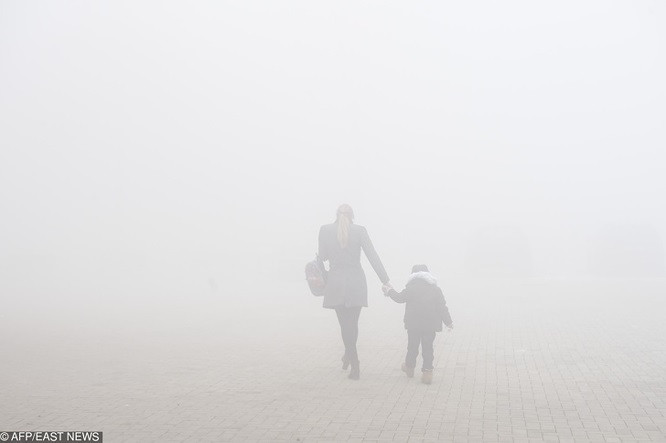 2. Bức ảnh này được chụp vào ngày 30/1/2018 trong màn sương do ô nhiễm nặng nề ở thị trấn Obiliq ở ngoại ô Pristina.