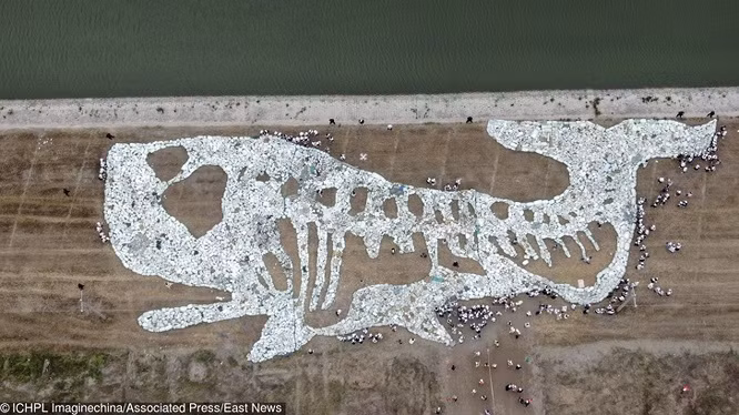 1. Các tình nguyện viên Trung Quốc đã sử dụng rác thải nhựa trôi nổi để tạo ra hình một con cá nhà táng dài 68 mét vào ngày Đại dương Thế giới. Ô nhiễm môi trường thực sự đáng quan ngại.