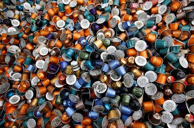 6. Lượng phin pha cà phê dùng một lần tại một trung tâm tái chế ở Bordeaux, Pháp vào ngày 2/4/2019