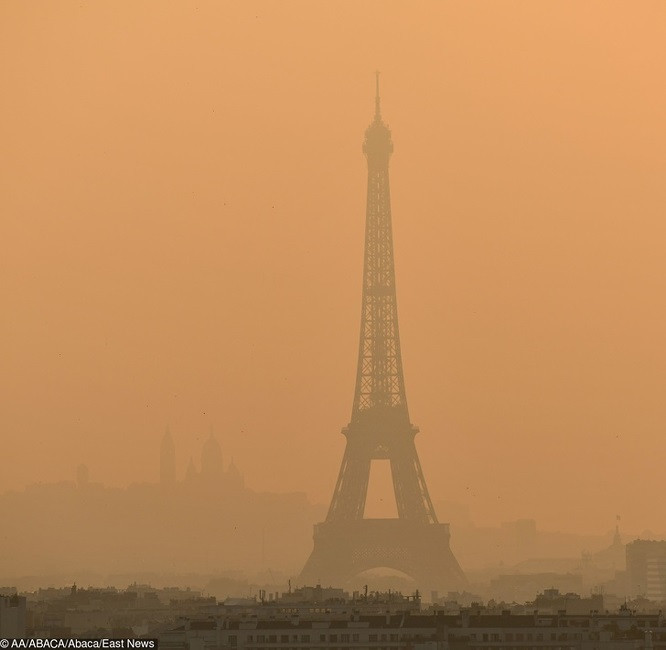 5. Tháp Eiffel trong màn sương ô nhiễm không khí vào ngày 26/ 6/ 2019.