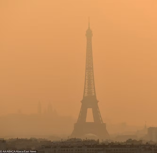 5. Tháp Eiffel trong màn sương ô nhiễm không khí vào ngày 26/ 6/ 2019.