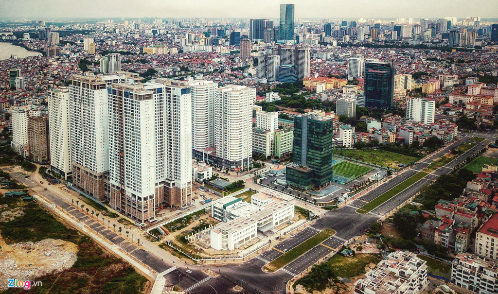 Các chung cư dọc trục tây hồ Tây được xây dựng khi tuyến đường còn chưa hoàn thành. Điển hình như dự án Ecolife Capital được xây dựng xong, cư dân về ở phải đi con đường tạm để đợi đường Nguyễn Văn Huyên kéo dài.