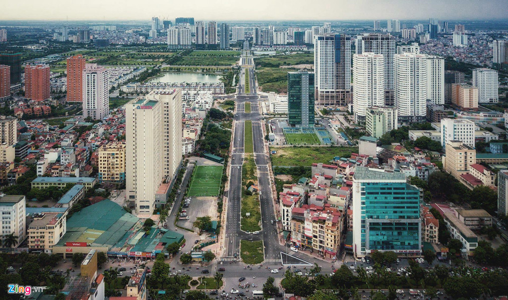 Đường Nguyễn Văn Huyên kéo dài có mặt cắt ngang rộng 60 m, dự kiến đi qua trung tâm hành chính mới, khi có 8 bộ ngành di dời về khu tây hồ Tây. Tuyến đường này dự kiến cũng có tuyến đường sắt đô thị chạy dọc theo nối với sân bay Nội Bài và trung tâm Hà Nội. Với vị trí đắc địa, đường Nguyễn Văn Huyên kéo dài nhanh chóng thu hút hàng loạt dự án bất động sản quy mô lớn ăn theo.