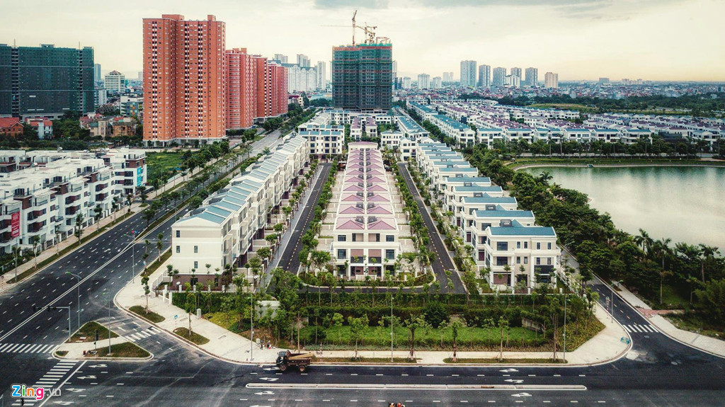 Hiện tại, chủ đầu tư của Starlake là Daewoo E&amp;C đã xây hàng loạt biệt thự và chung cư dọc tuyến đường này. Biệt thự tại dự án được mở bán từ 180-200 triệu đồng/m2, trong khi đó giá chung cư từ 60-70 triệu đồng/m2.