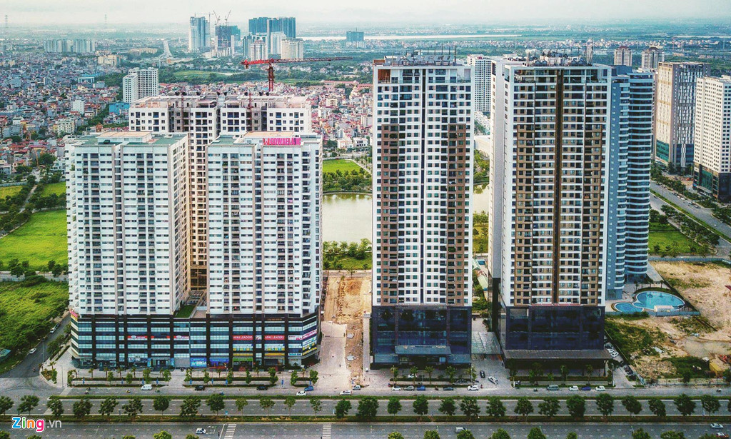 Trục Nguyễn Văn Huyên kéo dài được nhiều môi giới ở khu vực này nhắc tới để quảng cáo cho các dự án bất động sản.