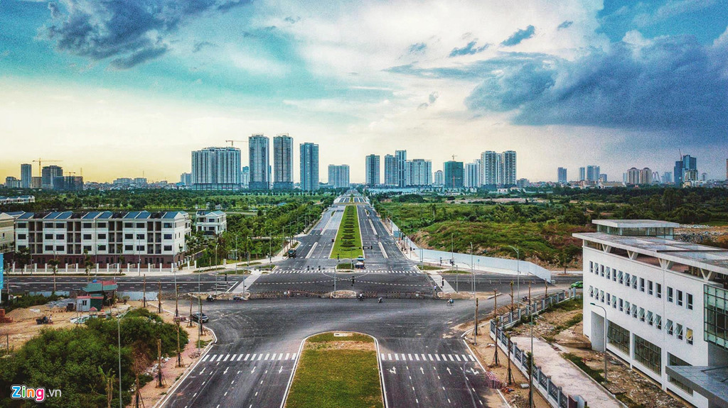 Sau khi chạy qua Starlake, trục Nguyễn Văn Huyên kéo dài sẽ đi xuyên qua chính giữa khu đô thị Ngoại giao đoàn. Khu đô thị rộng 62 ha này dành 20 ha làm trụ sở cho các đại sứ quán, phần còn lại phát triển các dự án bất động sản.