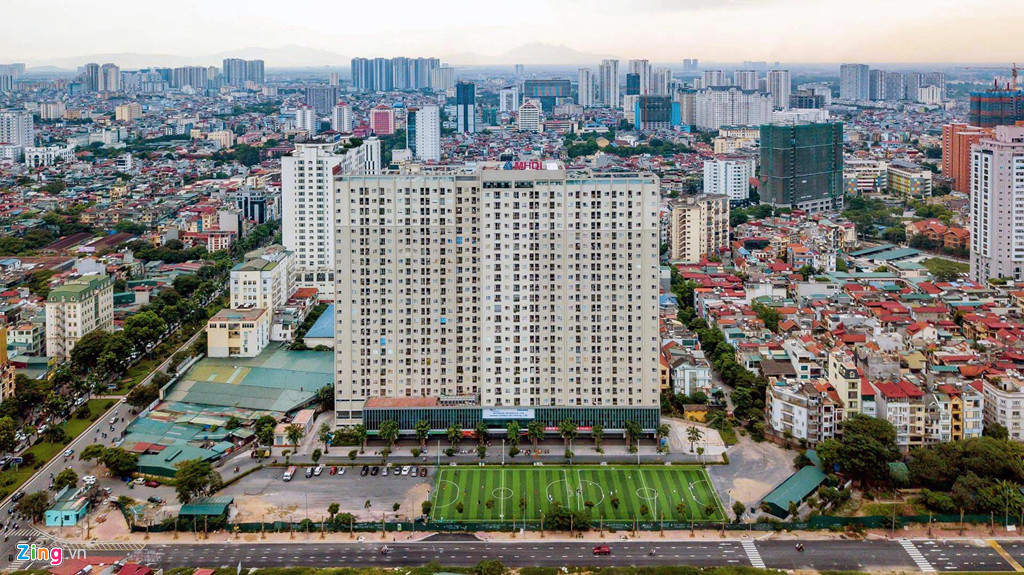 Ngay tại nút giao Hoàng Quốc Việt và Nguyễn Văn Huyên, dự án chung cư 60 Hoàng Quốc Việt của chủ đầu tư MHDI có 2 mặt tiền. Đây là một trong những dự án được bàn giao sớm nhất dọc trục Nguyễn Văn Huyên kéo dài.