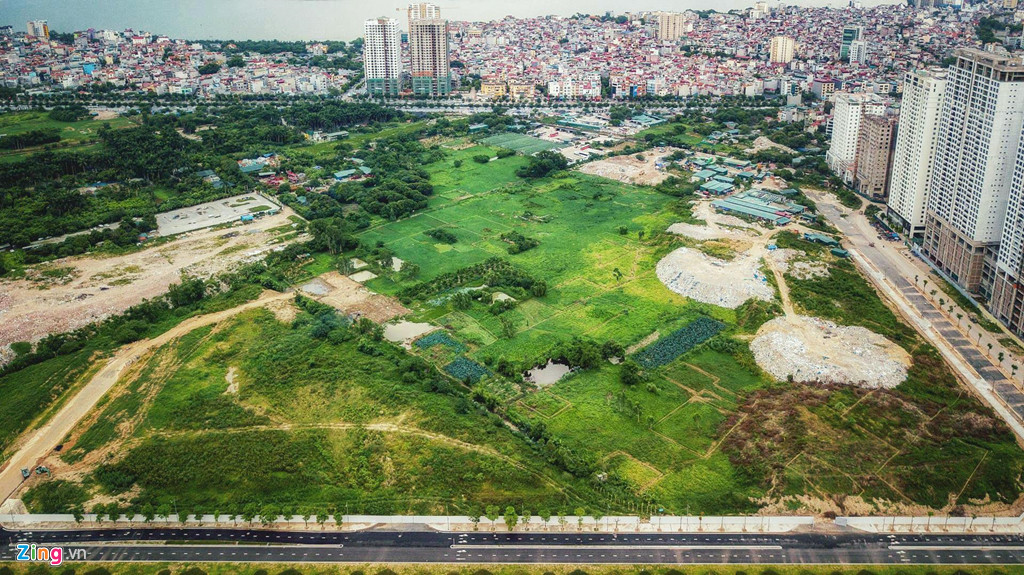Một phần diện tích rất lớn phía đông trục Nguyễn Văn Huyên kéo dài vẫn bị chủ đầu tư Daewoo E&amp;C bỏ trống. Theo lý giải, khu vực này dành để phát triển đô thị ở giai đoạn 2. Dự kiến sẽ có thêm biệt thự và chung cư mọc lên ở đây.