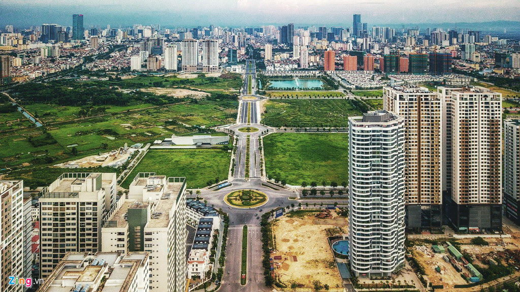 Chỉ thông xe khoảng 500 m kể từ nút giao với đường Hoàng Quốc Việt, trục Nguyễn Văn Huyên kéo dài mặt cắt ngang 60 m vẫn bị rào kín từ khu đô thị Starlake đến khu đô thị Ngoại giao đoàn. Khu đô thị Starlake rộng 186 ha được coi là hưởng lợi nhiều nhất từ tuyến đường này.