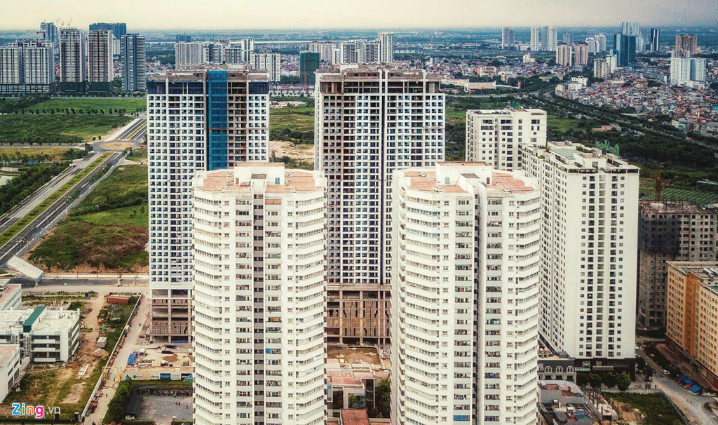 Phía đông trục Nguyễn Văn Huyên kéo dài, gần nút giao với Hoàng Quốc Việt là một loạt dự án bất động sản lớn đã và đang hoàn thành. Điển hình như dự án 6th Element (Bắc Hà), Ecolife Capital (Capital House) và chung cư Học viện Quốc phòng. Riêng dự án 6th Element đã tung ra thị trường 1.200 căn hộ và hàng chục biệt thự.