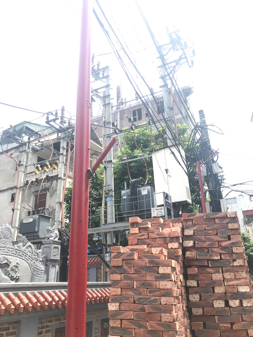 Được biết, giai đoạn 2 của đề án, UBND phường sở tại sẽ triển khai thực hiện thanh thải, xử lí dây điện, dây viễn thông, dự kiến thực hiện trong năm 2019. Giai đoạn 3, sẽ tiến hành cải tạo mặt đường, vỉa hè.