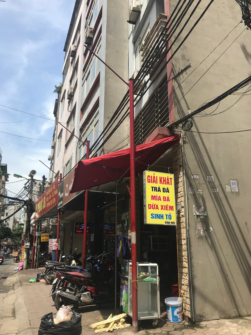 Tuy nhiên, ngay từ thời điểm thực hiện giai đoạn 1, nhiều người đã ngán ngẩm khi nhìn hình ảnh khoảng 200 chiếc cột sắt với chiều cao bằng nhau, sơn màu đỏ nhằm treo biển quảng cáo đồng bộ, cùng kích thước và gắn giá treo cờ Tổ quốc, cờ nheo đèn lồng được dựng chỗ trồi, chỗ sụt, không tạo thành một hàng thẳng, nhìn rất thiếu mỹ quan.