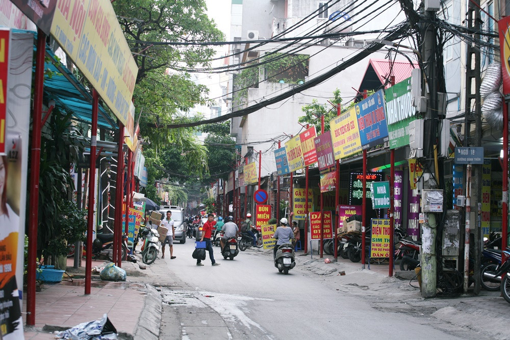 Năm 2018, đề án "Thí điểm tuyến đường Đình Thôn là tuyến đường văn minh đô thị" giai đoạn 2018 - 2020 định hướng đến 2030 với việc đồng bộ kích thước biển hiệu, hệ thống cột cắm cờ hoa những ngày lễ, Tết được triển khai.