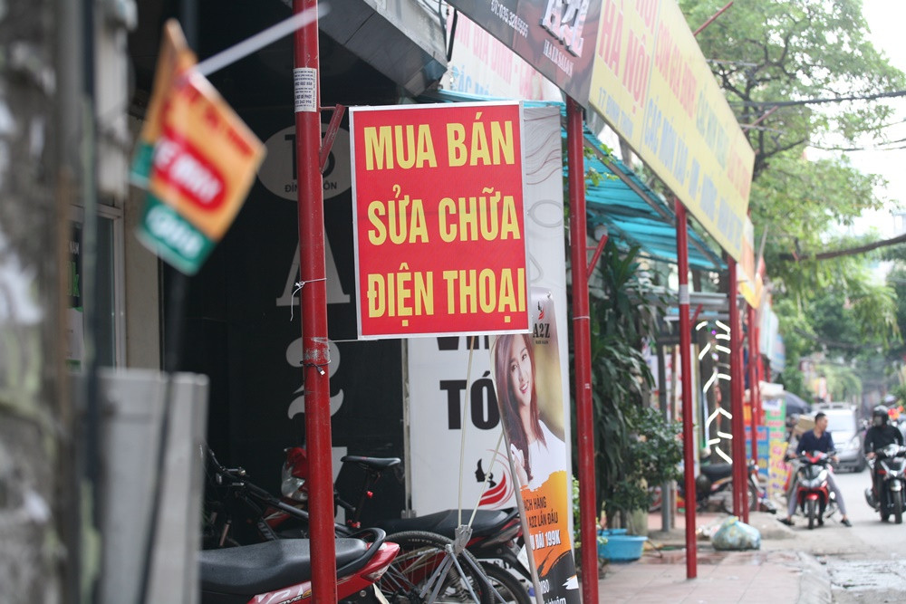 Tuy nhiên, phần nhánh phụ để treo cờ được người dân biến thành giá đỡ biển quảng cáo.