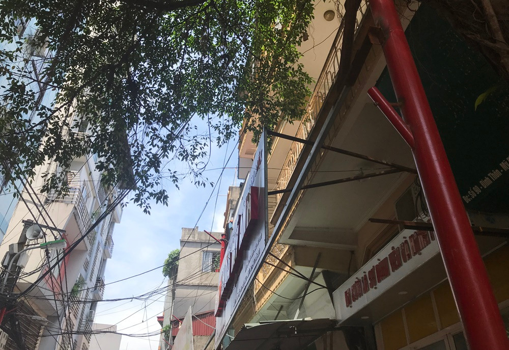 Một số vị trí khác của cột sắt thì không có biển quảng cáo…