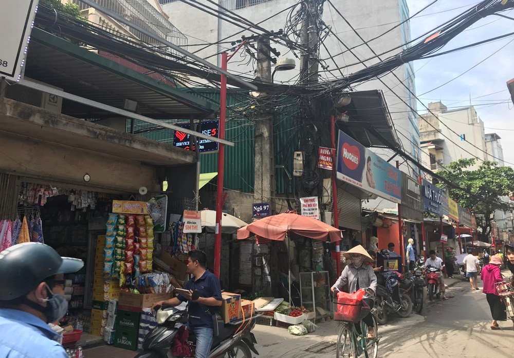 Nhiều vị trí khác, một số kinh doanh, buôn bán, lấn hết cả vỉa hè nhưng không treo biển.