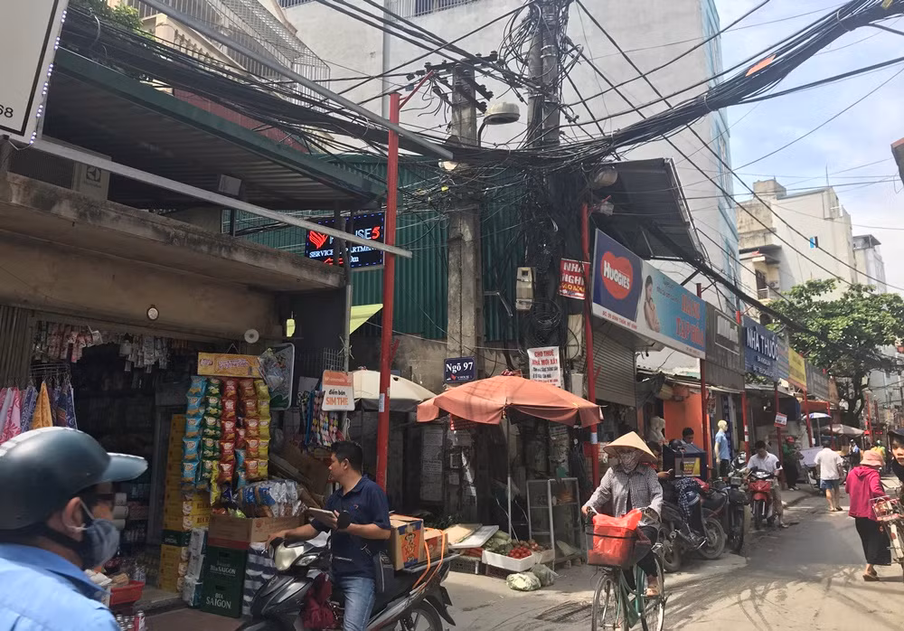 Nhiều vị trí khác, một số kinh doanh, buôn bán, lấn hết cả vỉa hè nhưng không treo biển.