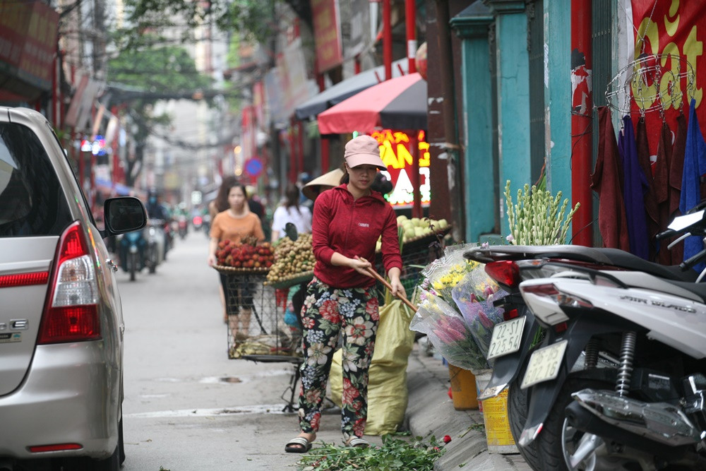 ... lòng đường trên con phố này đều bị người buôn bán chiếm dụng.