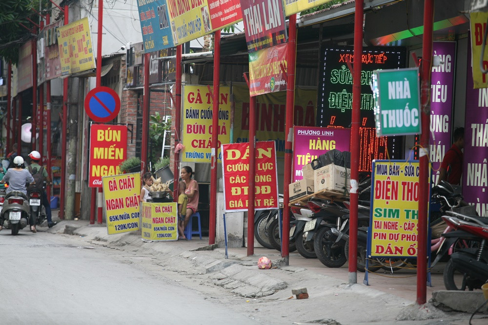 Việc dựng hàng cột sắt màu đỏ nhằm đồng bộ kích thước, hàng lối bảng biển quảng cáo nhưng đến nay tại nhiều vị trí phố Đình Thôn, biển hiệu trông vẫn rất lộn xộn.