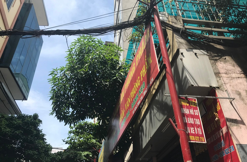 Những cột sắt được dựng có chiều cao khoảng 4m bằng nhau. Ngoài việc tạo khung lắp biển quảng cáo còn được thiết kế thêm hai nhánh phụ để treo cờ và đèn lồng.