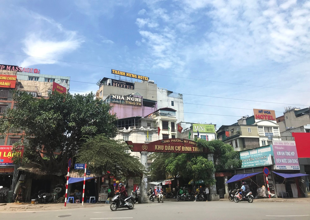  Phố Đình Thôn nằm trên địa bàn phường Mỹ Đình 1 (quận Nam Từ Liêm, TP Hà Nội). Tuyến phố này dài chưa đầy 1km, với chiều rộng mặt đường khoảng 5,5m.