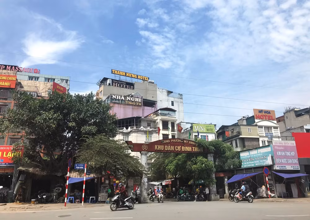  Phố Đình Thôn nằm trên địa bàn phường Mỹ Đình 1 (quận Nam Từ Liêm, TP Hà Nội). Tuyến phố này dài chưa đầy 1km, với chiều rộng mặt đường khoảng 5,5m.