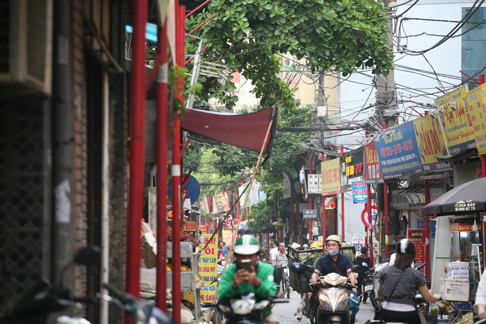 Tuy nhiên, nhiều người cho rằng cứ như hiện trạng thì phố Đình Thôn rất dễ “theo bước” phố Lê Trọng Tấn, khó có thể trở thành con phố “kiểu mẫu” tiếp theo của Hà Nội.