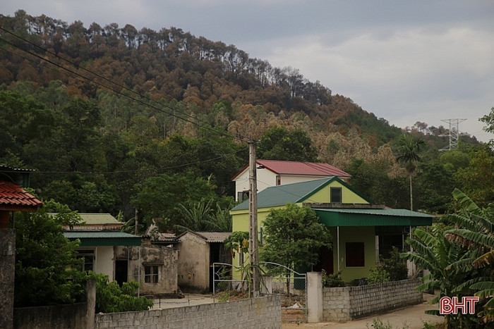 Hơn 100 nhà dân bên triền núi nhiều ngày qua bị uy hiếp, tuy nhiên, trong quá trình chữa cháy, các lực lượng chức năng đã nhanh chóng di tản người dân ở trong vùng nguy hiểm ra chỗ an toàn.