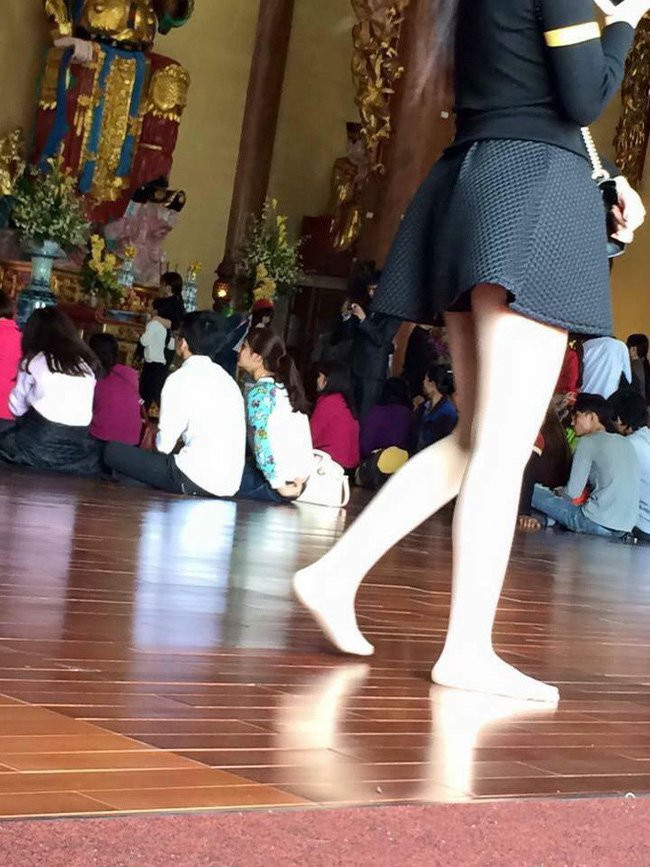 Nguoi phu nu mac quan mong nhu to giay de lo noi y khi di chua-Hinh-3