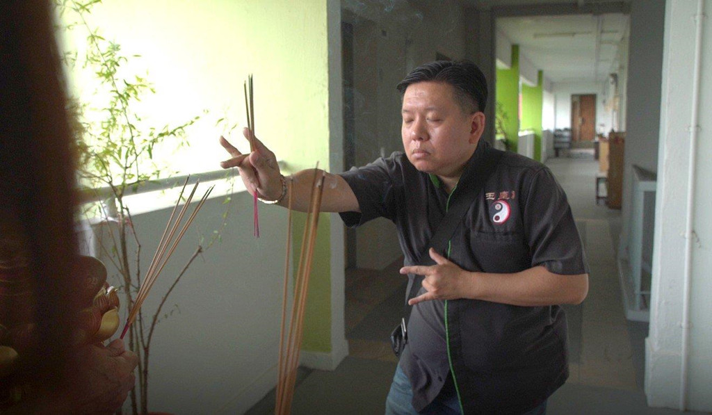 Kiem bon tien o Singapore voi nghe tru ta