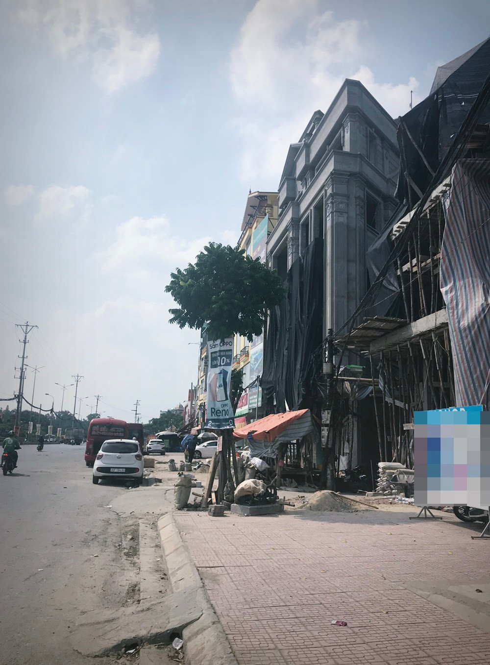 Điển hình như ngôi nhà này được gia chủ thiết kế theo kiến trúc Châu Âu, hoa văn, trạm trổ rất nổ bật nhưng lại có hình như một lưỡi rìu.