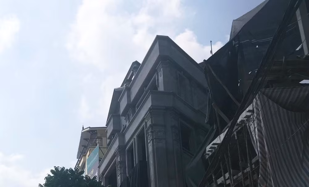 Ghi nhận của PV Kiến Thức, phần thô của ngôi nhà có hình "lưỡi rìu" này đã hoàn thiện và chỉ còn lại một số hạng mục nhỏ khác.