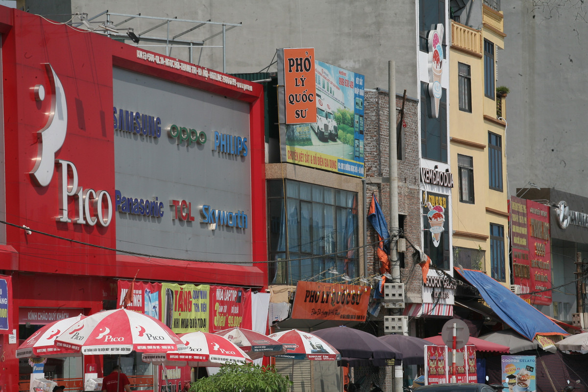 Cả 5 ngôi nhà xây sát nhau đến mức không còn một kẽ hở.