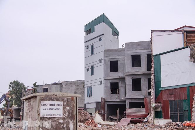 Trước đó, tình trạng các ngôi nhà "kỳ dị" từng được báo chí phản ánh dọc theo tuyến đường Phạm Văn Đồng sau khi cơ quan chức năng thực hiện giải phóng mặt bằng để mở rộng tuyến đường này. (Ảnh: Tiền Phong).